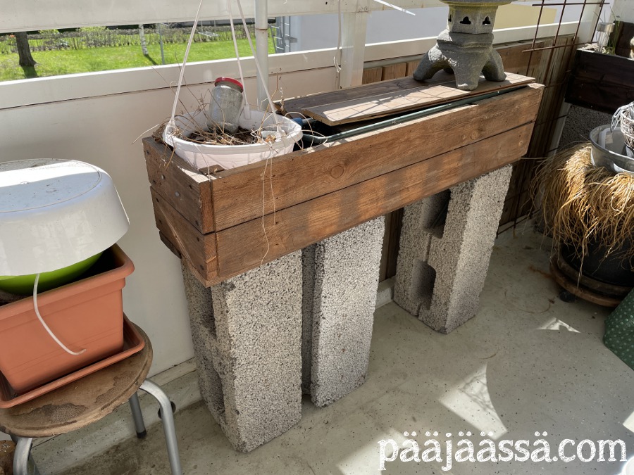 Puinen parvekelaatikko yrteille