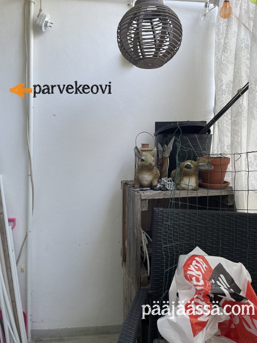 Parvekeoven puoleinen seinusta