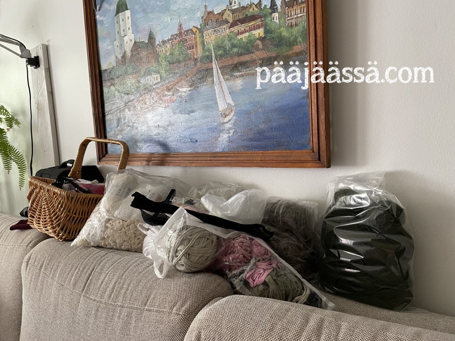 Käsityöprojektit levällään sohvan selkänojalla