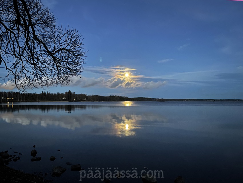 Superkuu 6.11.2025 Lietteen uimarannalta katsottuna