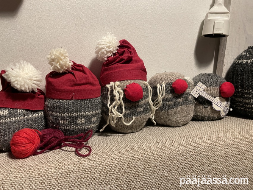 Joulutontut rivissä